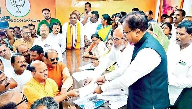 Bhubaneswar : पार्टी कार्यालय में अध्यक्ष पद के लिए नामांकन पत्र दाखिल किया Bhubaneswar : पार्टी कार्यालय में अध्यक्ष पद के लिए नामांकन पत्र दाखिल किया