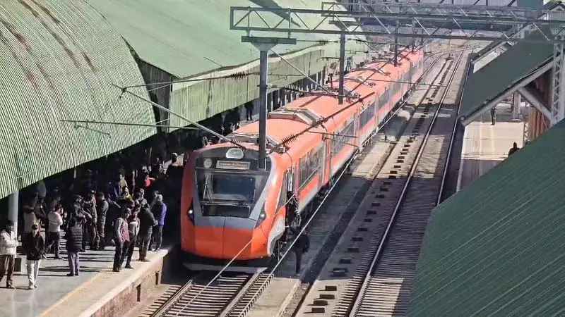 बडगाम-बारामुल्ला रेल खंड पर ट्रेन की चपेट में आने से गैर स्थानीय व्यक्ति की मौत बडगाम-बारामुल्ला रेल खंड पर ट्रेन की चपेट में आने से गैर स्थानीय व्यक्ति की मौत