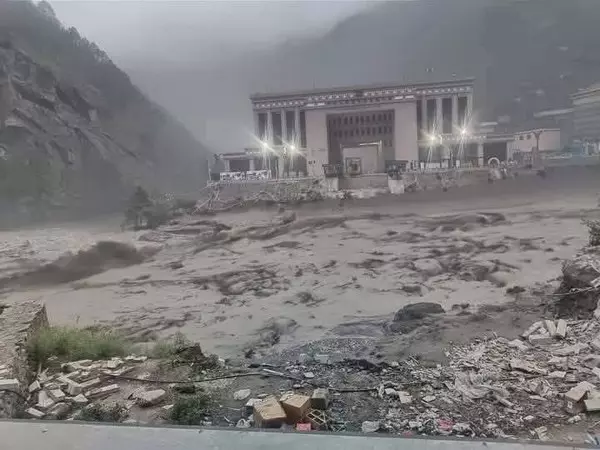 Nepal-China border पर बाढ़ में 12 नेपाली और 6 चीनी लापता बताए गए Nepal-China border पर बाढ़ में 12 नेपाली और 6 चीनी लापता बताए गए