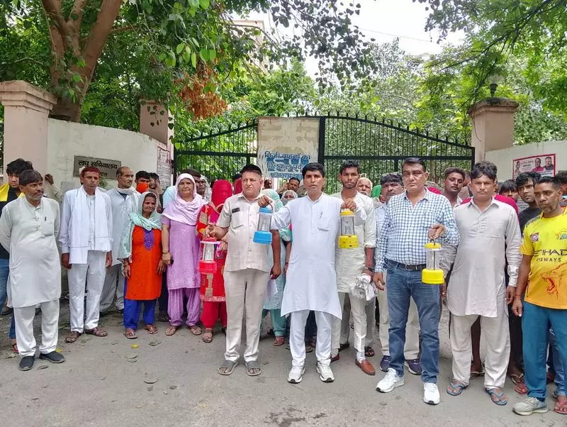 जिला परिषद सदस्य ने बिजली बिलों में बढ़ोतरी और सरसों तेल की कीमतों में वृद्धि का विरोध किया जिला परिषद सदस्य ने बिजली बिलों में बढ़ोतरी और सरसों तेल की कीमतों में वृद्धि का विरोध किया