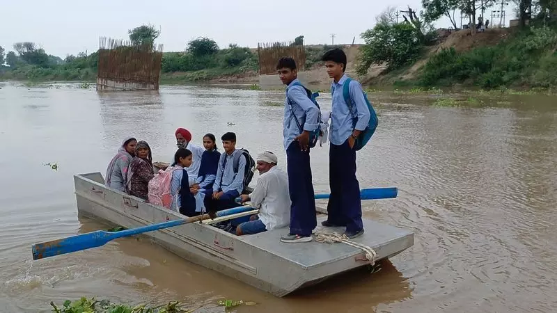 बारिश ने बढ़ाई निराशा, सिरसा के जलमग्न गांवों में पुल का सपना अब भी अधूरा बारिश ने बढ़ाई निराशा, सिरसा के जलमग्न गांवों में पुल का सपना अब भी अधूरा
