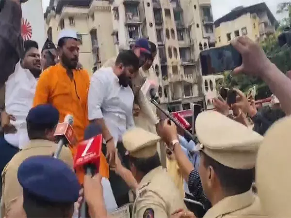 मीरा भयंदर में व्यापारियों के विरोध प्रदर्शन से पहले MNS नेता अविनाश जाधव को हिरासत में लिया गया मीरा भयंदर में व्यापारियों के विरोध प्रदर्शन से पहले MNS नेता अविनाश जाधव को हिरासत में लिया गया