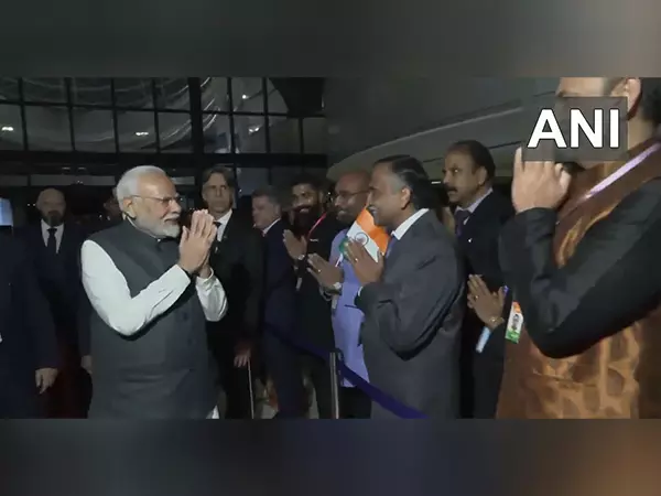 PM मोदी ब्रासीलिया के होटल पहुंचे, प्रवासी भारतीयों ने उनका गर्मजोशी से स्वागत किया PM मोदी ब्रासीलिया के होटल पहुंचे, प्रवासी भारतीयों ने उनका गर्मजोशी से स्वागत किया