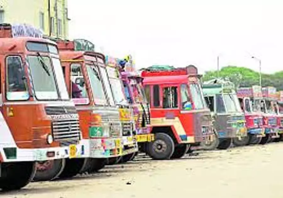 ट्रक मालिकों की हड़ताल ₹250 करोड़ का बिल बकाया: खाद्यान्न परिवहन रुका ट्रक मालिकों की हड़ताल ₹250 करोड़ का बिल बकाया: खाद्यान्न परिवहन रुका