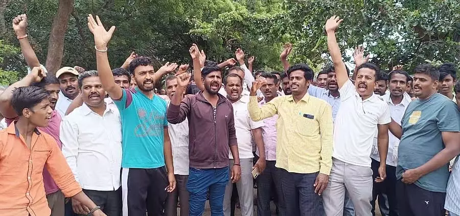 हमारा गांव हमारा ही रहे: किसान प्रस्तावित येत्तिनाहोले जलाशय का कड़ा विरोध कर रहे हमारा गांव हमारा ही रहे: किसान प्रस्तावित येत्तिनाहोले जलाशय का कड़ा विरोध कर रहे