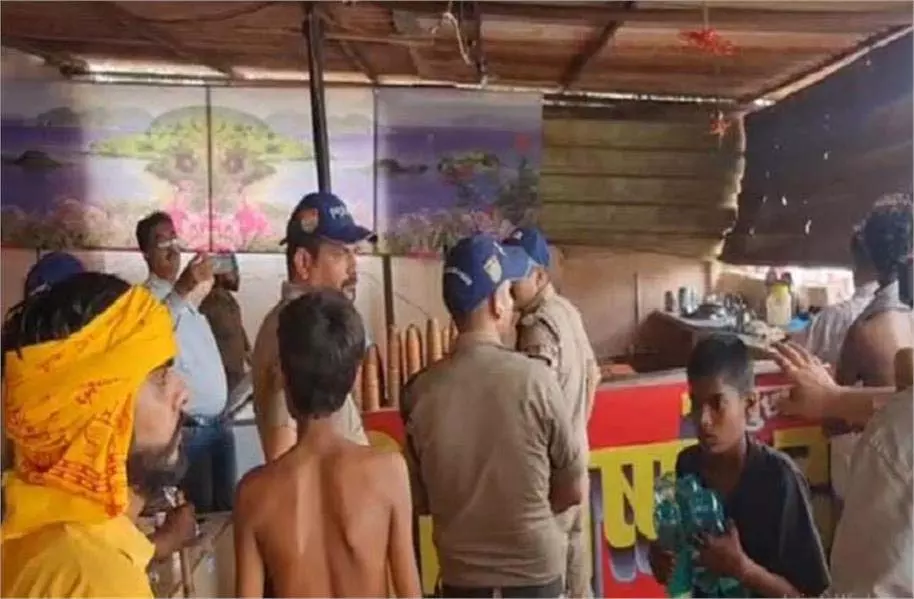 Uttarakhand: ढाबे पर बन रहा था प्याज-लहसुन का तड़का, शिव भक्तों ने मौके पर किया हंगामा Uttarakhand: ढाबे पर बन रहा था प्याज-लहसुन का तड़का, शिव भक्तों ने मौके पर किया हंगामा