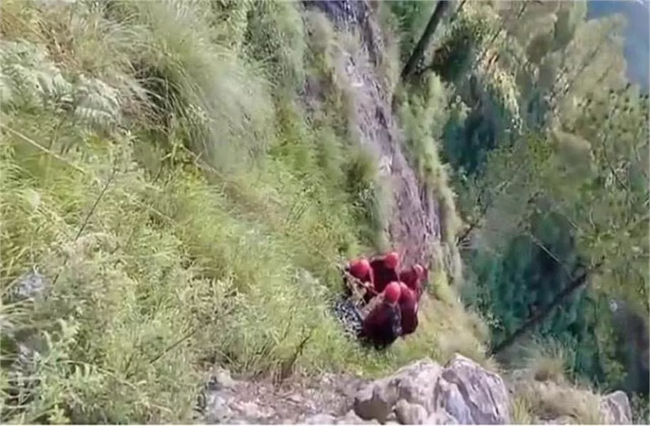 Uttarakhand : भयानक हादसा गहरी खाई में गिरने से महिला की दर्दनाक मौत Uttarakhand : भयानक हादसा गहरी खाई में गिरने से महिला की दर्दनाक मौत