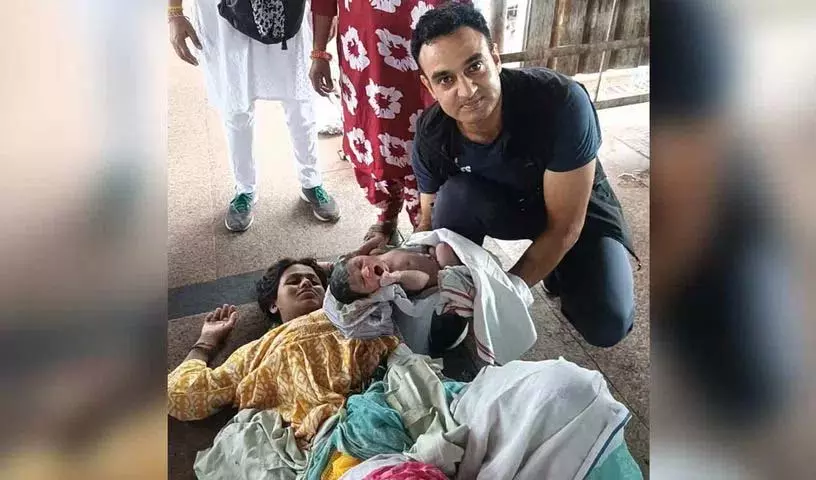 रेलवे स्टेशन पर महिला के प्रसव में मदद करने वाले सैन्य अधिकारी को Army Chief ने दी सराहना रेलवे स्टेशन पर महिला के प्रसव में मदद करने वाले सैन्य अधिकारी को Army Chief ने दी सराहना