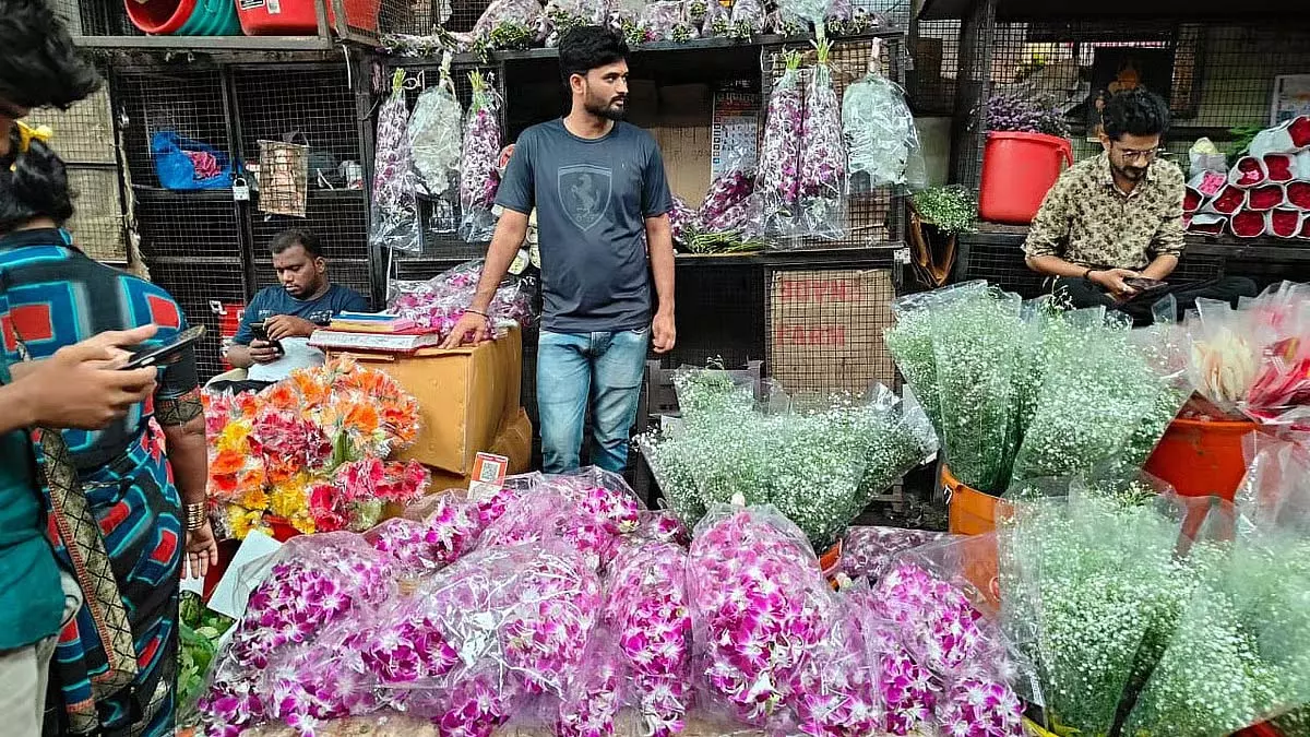 Maharashtra: पुष्प उद्योग की रक्षा के लिए प्लास्टिक के फूलों पर प्रतिबंध लगाने की मांग की Maharashtra: पुष्प उद्योग की रक्षा के लिए प्लास्टिक के फूलों पर प्रतिबंध लगाने की मांग की