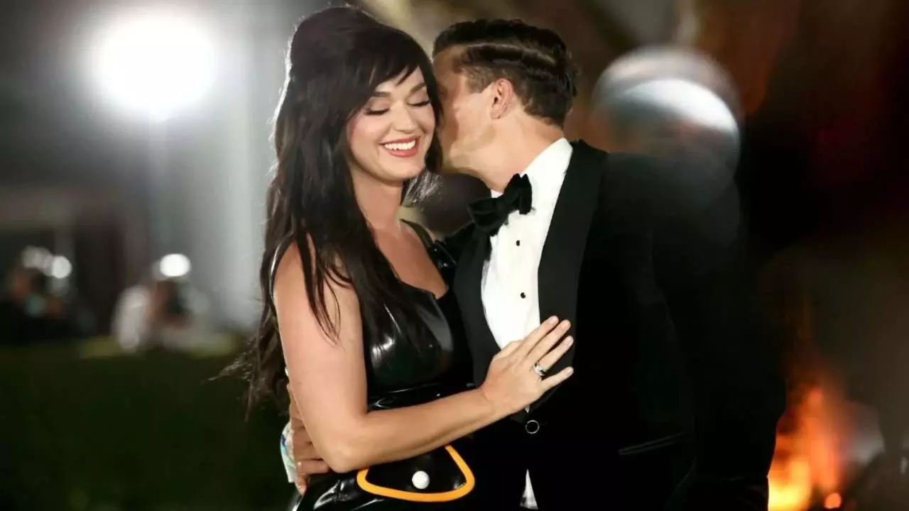 “Katy Perry और Orlando Bloom बेटी डेज़ी के साथ 500 मिलियन डॉलर के बेजोस सुपरयॉट पर फिर से मिले” “Katy Perry और Orlando Bloom बेटी डेज़ी के साथ 500 मिलियन डॉलर के बेजोस सुपरयॉट पर फिर से मिले”