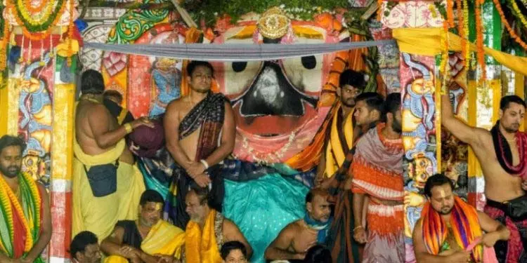 रथ यात्रा: देवताओं के जगन्नाथ मंदिर लौटने से पहले सेवकों ने अधार पाना अनुष्ठान किया रथ यात्रा: देवताओं के जगन्नाथ मंदिर लौटने से पहले सेवकों ने अधार पाना अनुष्ठान किया