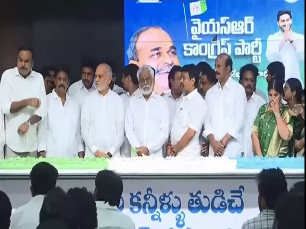 YSRCP नेताओं ने पूर्व सीएम वाईएसआर रेड्डी की 76वीं जयंती मनाई YSRCP नेताओं ने पूर्व सीएम वाईएसआर रेड्डी की 76वीं जयंती मनाई