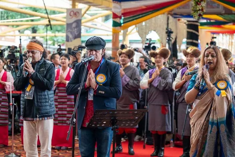 बॉलीवुड पार्श्व गायक मोहित चौहान ने Dalai Lama के विशेष दिन में संगीत जोड़ा बॉलीवुड पार्श्व गायक मोहित चौहान ने Dalai Lama के विशेष दिन में संगीत जोड़ा