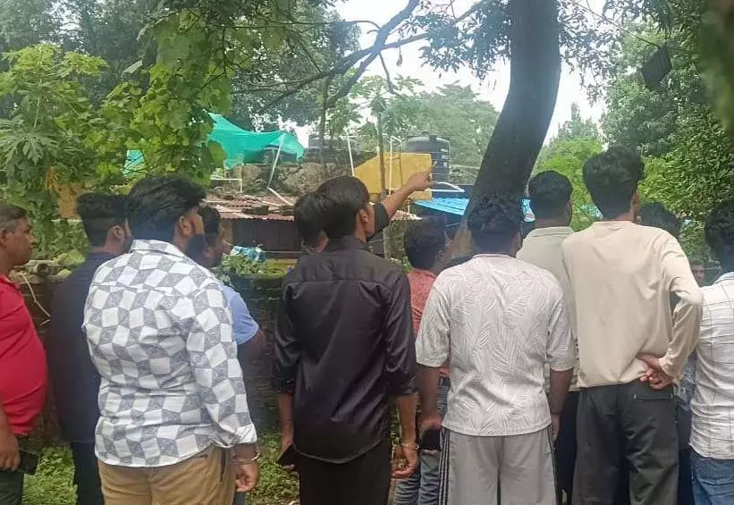 कॉलोनी में लाश मिलने से फैली सनसनी, हत्या कर जलाया गया कॉलोनी में लाश मिलने से फैली सनसनी, हत्या कर जलाया गया