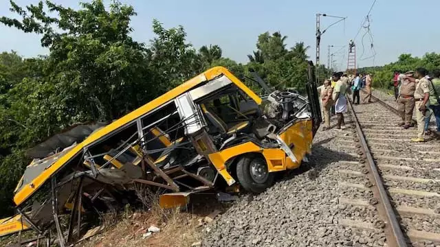रेलवे क्रॉसिंग हादसा, तीन मासूमों की गई जान, गेटमैन पर कार्रवाई रेलवे क्रॉसिंग हादसा, तीन मासूमों की गई जान, गेटमैन पर कार्रवाई