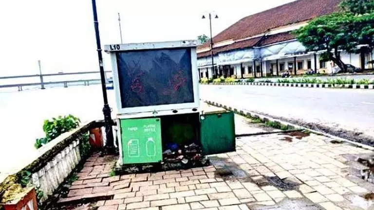 Panaji के स्मार्ट बिन क्षतिग्रस्त और उपेक्षित, जिससे स्वच्छ सड़कों का उद्देश्य विफल हो रहा Panaji के स्मार्ट बिन क्षतिग्रस्त और उपेक्षित, जिससे स्वच्छ सड़कों का उद्देश्य विफल हो रहा