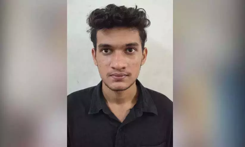 पुलिस स्टेशन परिसर में शिकायतकर्ताओं पर हमला करने के आरोप में युवक गिरफ्तार पुलिस स्टेशन परिसर में शिकायतकर्ताओं पर हमला करने के आरोप में युवक गिरफ्तार