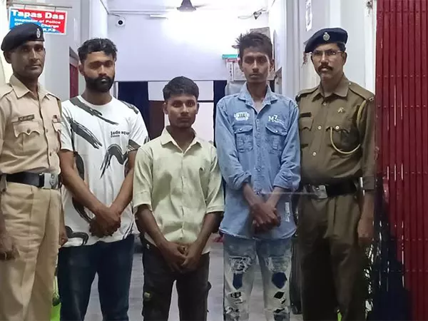 अगरतला रेलवे स्टेशन पर 3 किलो से अधिक गांजा के साथ तीन ड्रग तस्कर गिरफ्तार अगरतला रेलवे स्टेशन पर 3 किलो से अधिक गांजा के साथ तीन ड्रग तस्कर गिरफ्तार