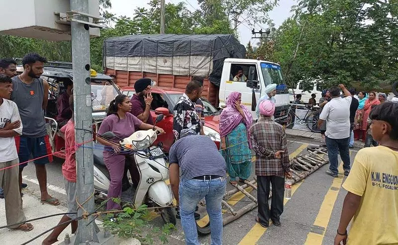 Colony निवासियों ने फ्लाईओवर रोका, बाढ़ रोकने के लिए नाले पर दीवार की मांग की Colony निवासियों ने फ्लाईओवर रोका, बाढ़ रोकने के लिए नाले पर दीवार की मांग की