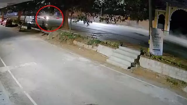 Mysore : तेज रफ्तार हायाबुसा सुपरबाइक ने डिलीवरी बॉय को टक्कर मारी, दो की मौत Mysore : तेज रफ्तार हायाबुसा सुपरबाइक ने डिलीवरी बॉय को टक्कर मारी, दो की मौत