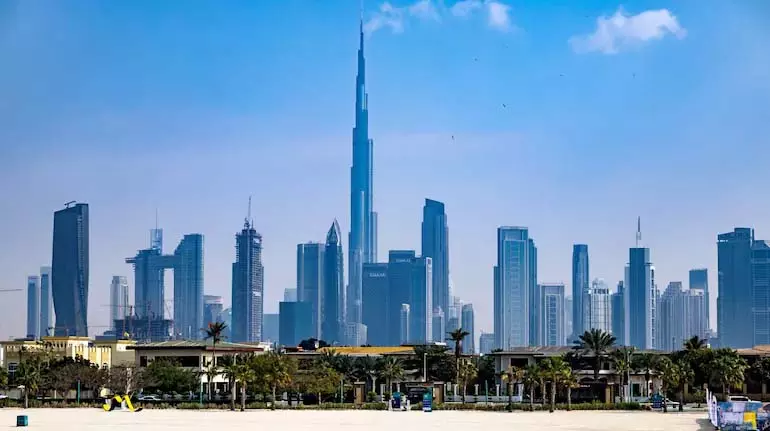 UAE का नया गोल्डन वीज़ा: क्या भारतीयों के लिए 23.3 लाख रुपये पर्याप्त हैं? UAE का नया गोल्डन वीज़ा: क्या भारतीयों के लिए 23.3 लाख रुपये पर्याप्त हैं?