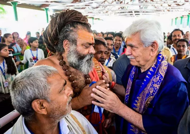 पाकिस्तान जम्मू-कश्मीर की शांति और समृद्धि को नष्ट करने की कोशिश कर रहा: L-G Sinha पाकिस्तान जम्मू-कश्मीर की शांति और समृद्धि को नष्ट करने की कोशिश कर रहा: L-G Sinha