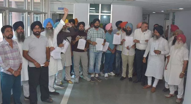 लैंड पूलिंग नीति के खिलाफ किसानों ने GMADA कार्यालय में किया प्रदर्शन लैंड पूलिंग नीति के खिलाफ किसानों ने GMADA कार्यालय में किया प्रदर्शन