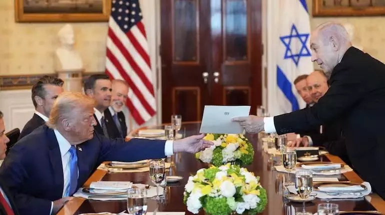 Israel और हमास के बीच युद्ध विराम पर चर्चा के बीच नेतन्याहू ने व्हाइट हाउस में ट्रंप से मुलाकात की Israel और हमास के बीच युद्ध विराम पर चर्चा के बीच नेतन्याहू ने व्हाइट हाउस में ट्रंप से मुलाकात की