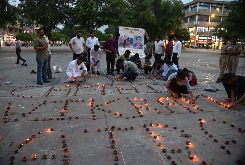 Kargil युद्ध के नायक को भावभीनी श्रद्धांजलि अर्पित की गई Kargil युद्ध के नायक को भावभीनी श्रद्धांजलि अर्पित की गई