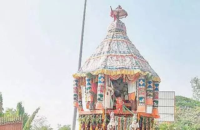 पेरम्बलुर अय्यनार मंदिर के रथ का धुरा टूटा और दुर्घटना हुई: श्रद्धालु हैरान पेरम्बलुर अय्यनार मंदिर के रथ का धुरा टूटा और दुर्घटना हुई: श्रद्धालु हैरान