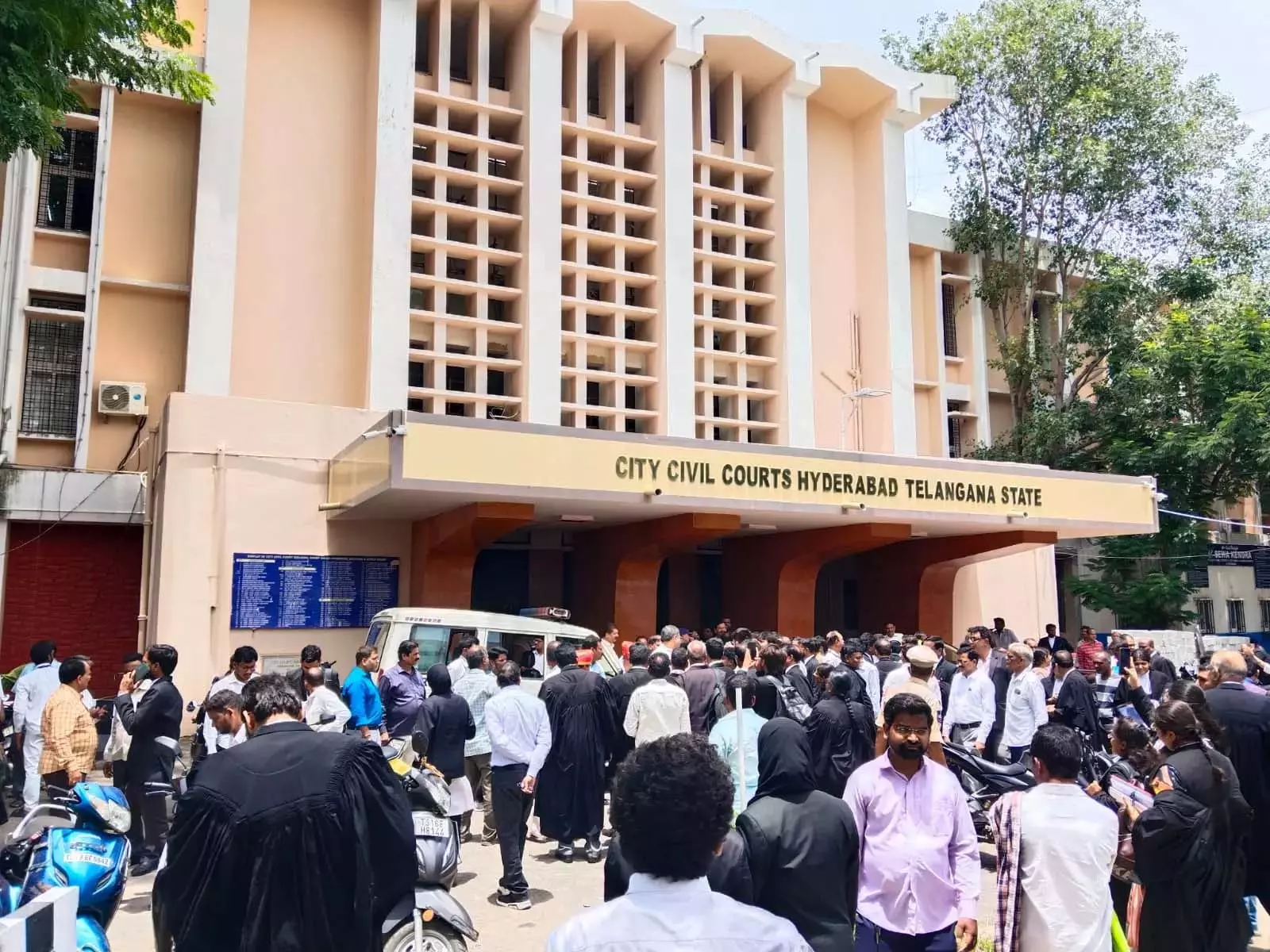 Hyderabad सिटी सिविल कोर्ट में बम की धमकी से अफरा-तफरी मची Hyderabad सिटी सिविल कोर्ट में बम की धमकी से अफरा-तफरी मची