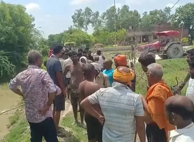 Pratapgarh: नाले में ट्रैक्टर पलटने से किसान की मौत Pratapgarh: नाले में ट्रैक्टर पलटने से किसान की मौत