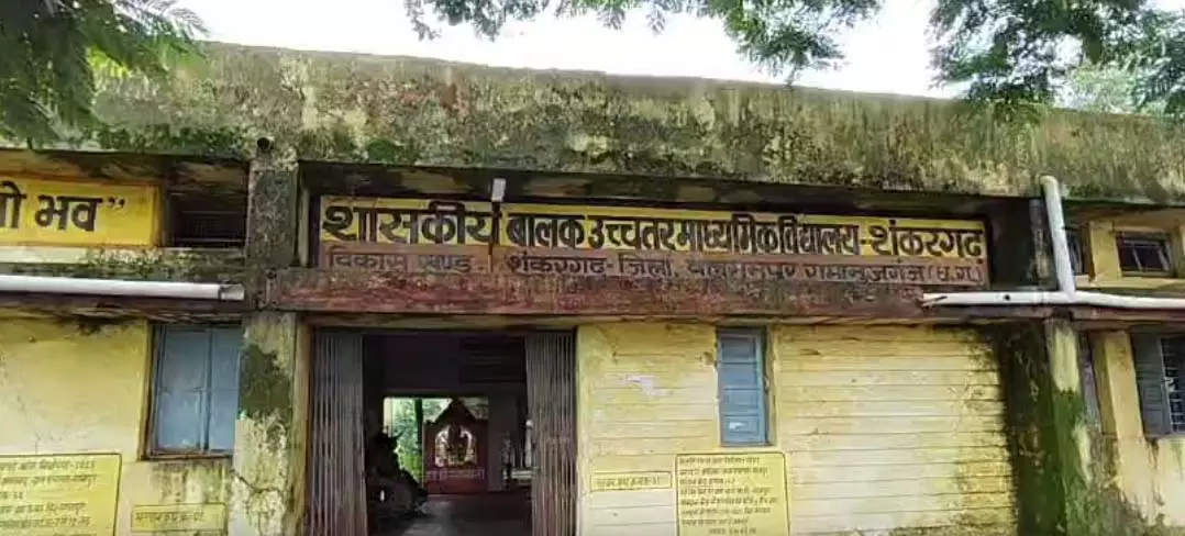 प्रशासन को जर्जर स्कूल गिरने का इंतजार, पढ़ते है 400 बच्चे प्रशासन को जर्जर स्कूल गिरने का इंतजार, पढ़ते है 400 बच्चे
