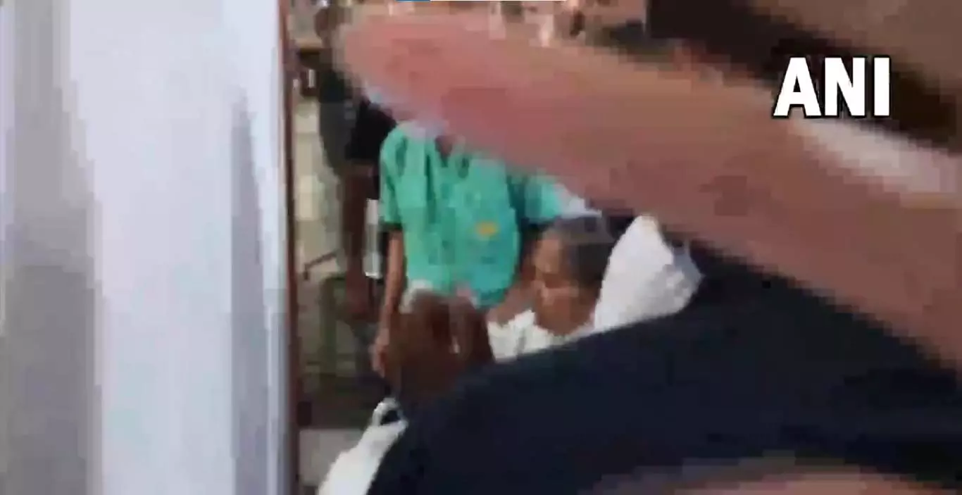 BIG BREAKING: मंत्री हुईं सड़क हादसे का शिकार BIG BREAKING: मंत्री हुईं सड़क हादसे का शिकार