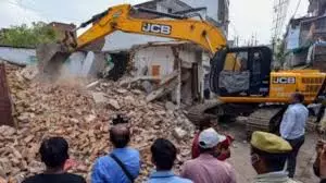 Balrampur: अवैध धर्मांतरण के आरोपी की संपत्ति पर चला बुलडोजर Balrampur: अवैध धर्मांतरण के आरोपी की संपत्ति पर चला बुलडोजर