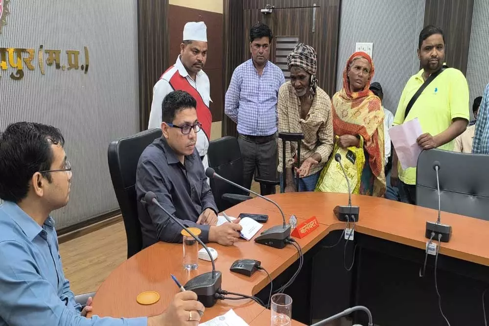Anuppur: जनसुनवाई में लोगों ने कलेक्टर को बताईं दिक्कतें Anuppur: जनसुनवाई में लोगों ने कलेक्टर को बताईं दिक्कतें