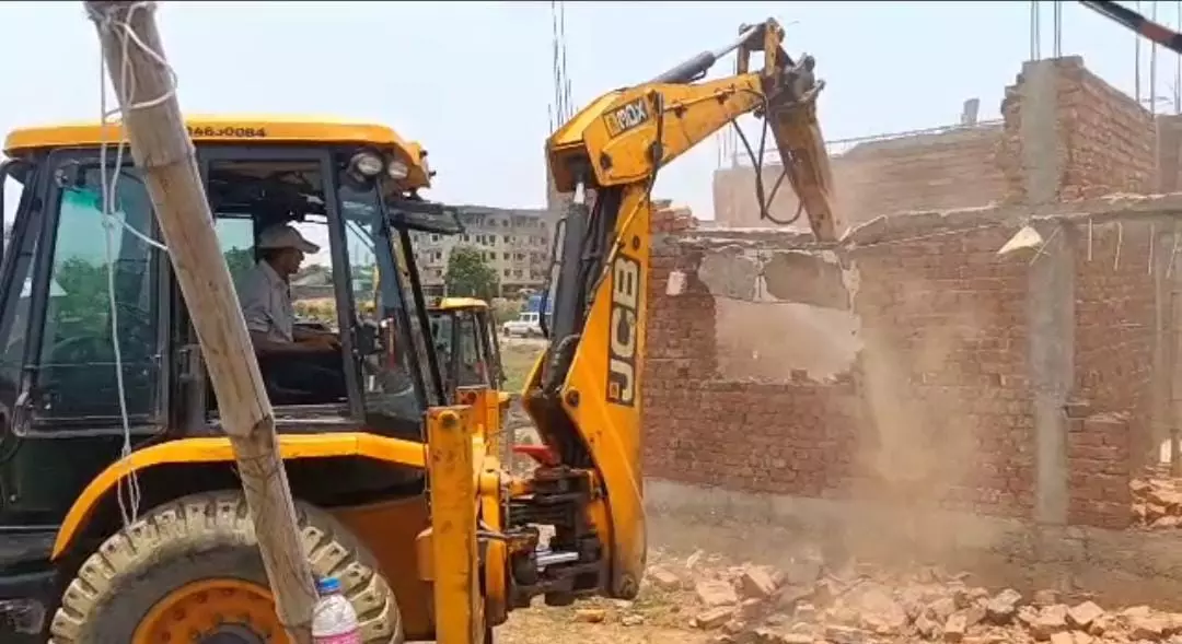 Pratapgarh: अवैध विद्यालय ध्वस्त, प्रशासनिक कार्रवाई के दौरान सुरक्षा कड़ी Pratapgarh: अवैध विद्यालय ध्वस्त, प्रशासनिक कार्रवाई के दौरान सुरक्षा कड़ी