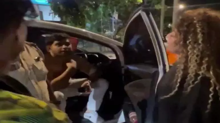 मराठी महिला का कहना है कि मुंबई में प्रवासियों का समर्थन करने पर उन्हें निशाना बनाया जा रहा मराठी महिला का कहना है कि मुंबई में प्रवासियों का समर्थन करने पर उन्हें निशाना बनाया जा रहा