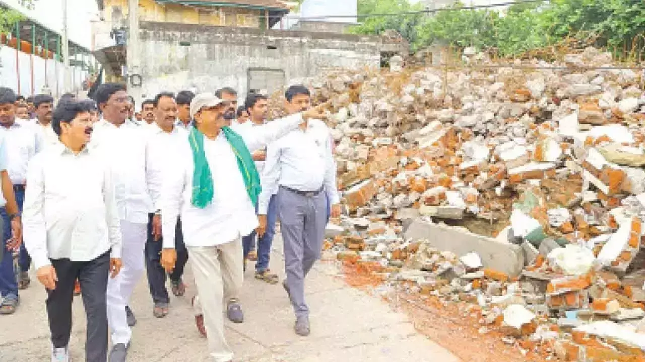 Tummala ने मंदिर विकास के लिए जमीन देने पर निवासियों को धन्यवाद दिया Tummala ने मंदिर विकास के लिए जमीन देने पर निवासियों को धन्यवाद दिया
