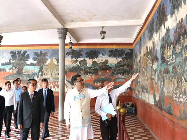 Cambodia के रॉयल पैलेस में रामायण भित्तिचित्र से राज्य मंत्री मार्गेरिटा प्रभावित Cambodia के रॉयल पैलेस में रामायण भित्तिचित्र से राज्य मंत्री मार्गेरिटा प्रभावित