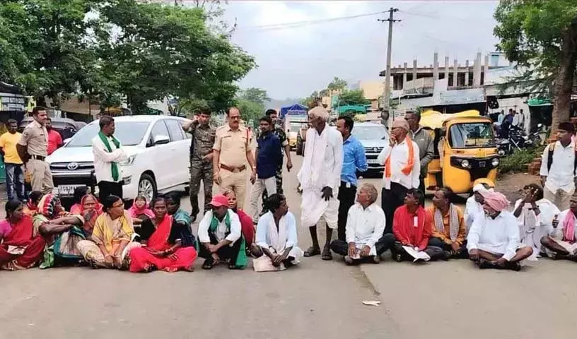 Asifabad: जैनूर मंडल में यूरिया की कमी को लेकर किसानों ने सड़क जाम किया Asifabad: जैनूर मंडल में यूरिया की कमी को लेकर किसानों ने सड़क जाम किया