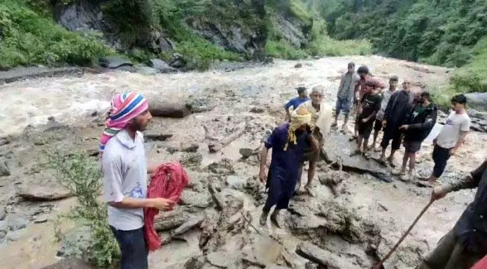 Poonch में बादल फटने से एक व्यक्ति की मौत, मूसलाधार बारिश से गर्मी खत्म Poonch में बादल फटने से एक व्यक्ति की मौत, मूसलाधार बारिश से गर्मी खत्म