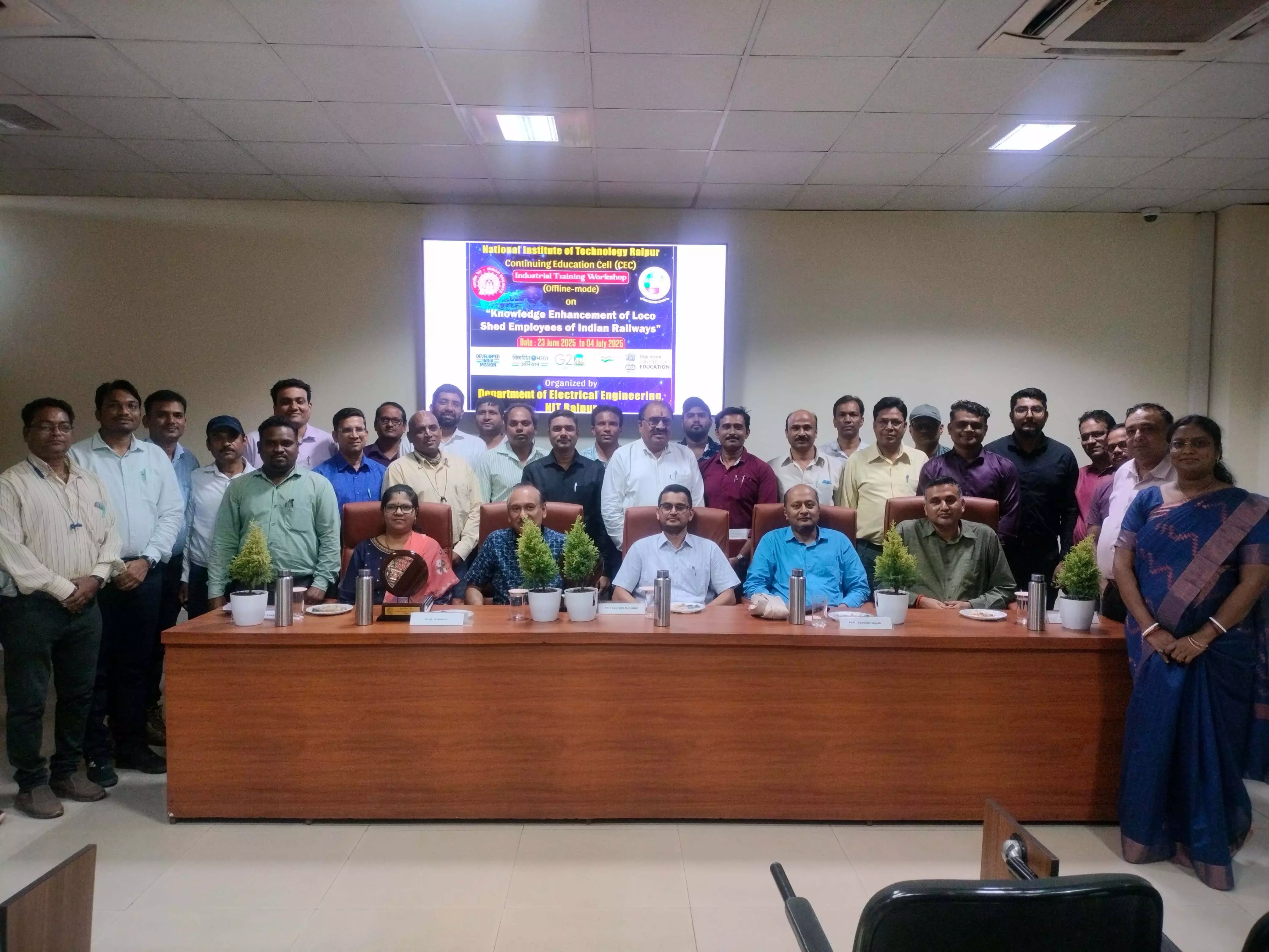 दक्षिण पूर्व मध्य रेलवे के पर्यवेक्षकों ने एनआईटी रायपुर में उन्नत विद्युत प्रशिक्षण प्राप्त किया दक्षिण पूर्व मध्य रेलवे के पर्यवेक्षकों ने एनआईटी रायपुर में उन्नत विद्युत प्रशिक्षण प्राप्त किया