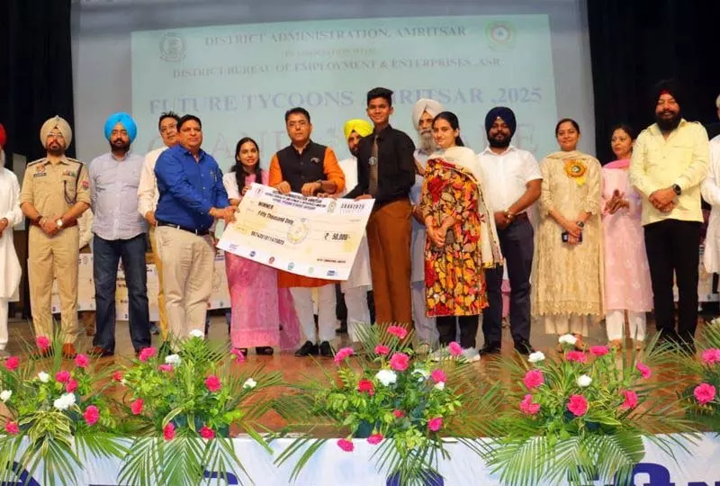 Amritsar: फ्यूचर टाइकून के दसवीं कक्षा के छात्र को कृषि-तकनीक पिच के लिए शीर्ष पुरस्कार मिला Amritsar: फ्यूचर टाइकून के दसवीं कक्षा के छात्र को कृषि-तकनीक पिच के लिए शीर्ष पुरस्कार मिला