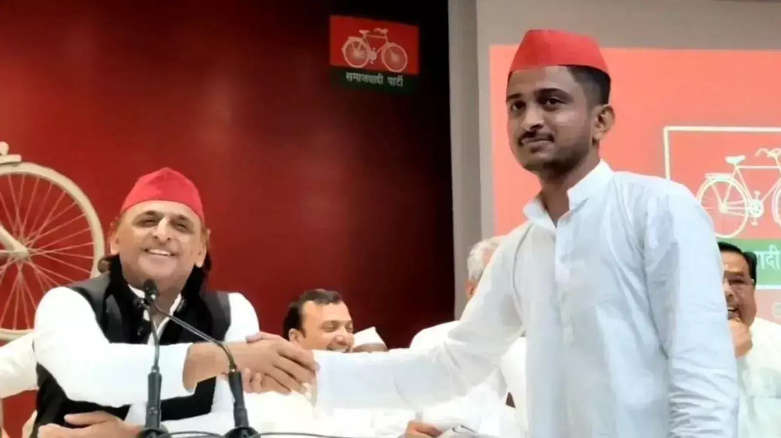 Shahjahanpur: अखिलेश से मिलने के बाद पुलिस पर आरोप, अब खुद पर ही गिरी गाज Shahjahanpur: अखिलेश से मिलने के बाद पुलिस पर आरोप, अब खुद पर ही गिरी गाज