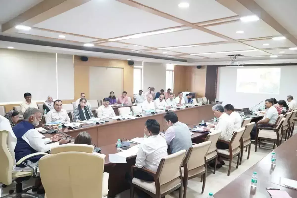 Bhopal: संविदा कर्मियों के परिजनों को सरकार देगी आर्थिक सहायता Bhopal: संविदा कर्मियों के परिजनों को सरकार देगी आर्थिक सहायता