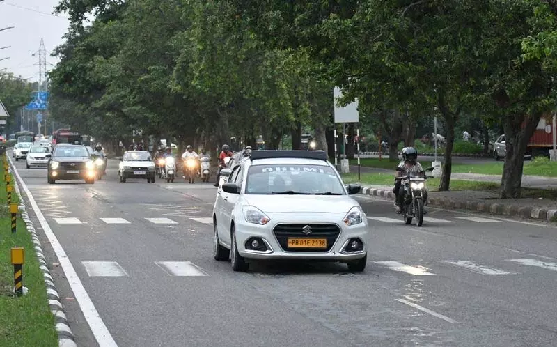चंडीगढ़ में टैक्सी, ऑटो किराए पर लेने के लिए अधिक पैसे देने होंगे, UT ने दरें संशोधित कीं चंडीगढ़ में टैक्सी, ऑटो किराए पर लेने के लिए अधिक पैसे देने होंगे, UT ने दरें संशोधित कीं