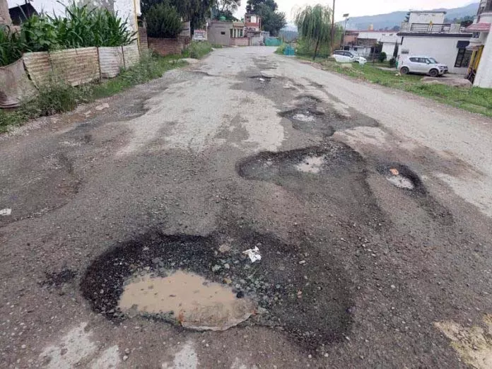 Jammu: राजौरी-थन्नामंडी सड़क की दयनीय स्थिति पर जनता में आक्रोश Jammu: राजौरी-थन्नामंडी सड़क की दयनीय स्थिति पर जनता में आक्रोश