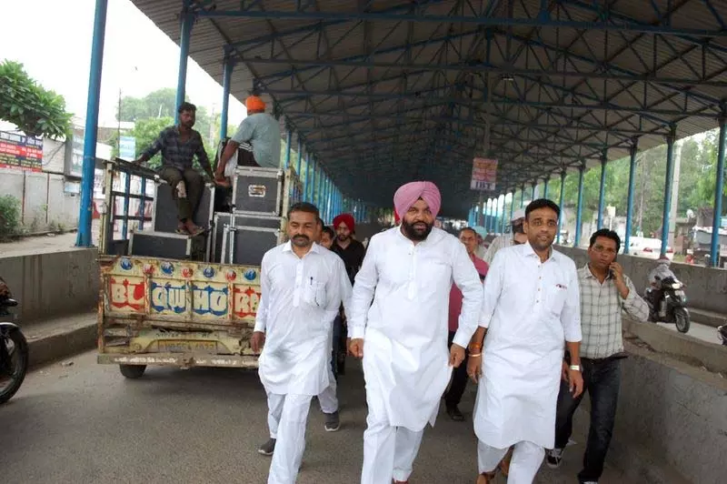 MP Aujla ने रेलवे क्रॉसिंग का निरीक्षण किया, ओवर ब्रिज की आवश्यकता का आकलन किया MP Aujla ने रेलवे क्रॉसिंग का निरीक्षण किया, ओवर ब्रिज की आवश्यकता का आकलन किया