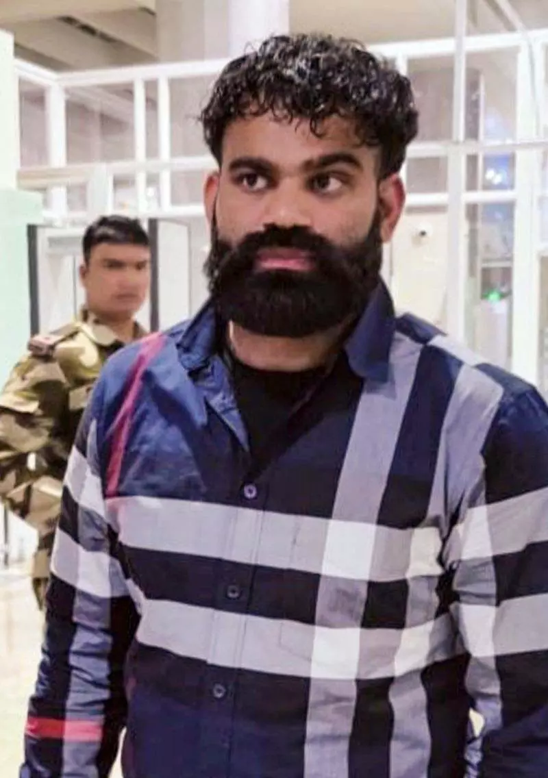 गैंगस्टर भगवानपुरिया की भाभी ऑस्ट्रेलिया भागने की कोशिश करते हुए Amritsar एयरपोर्ट पर गिरफ्तार गैंगस्टर भगवानपुरिया की भाभी ऑस्ट्रेलिया भागने की कोशिश करते हुए Amritsar एयरपोर्ट पर गिरफ्तार